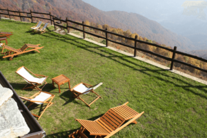 panorama vacanza mindfulness di fine estate all'Alpe Belvedere sedie sdraio meditazione giuseppe reale